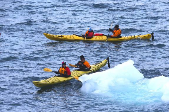 Chegando perto de um bloco de gelo em Half Moon Island, na Antártida (foto de Brian Myers)